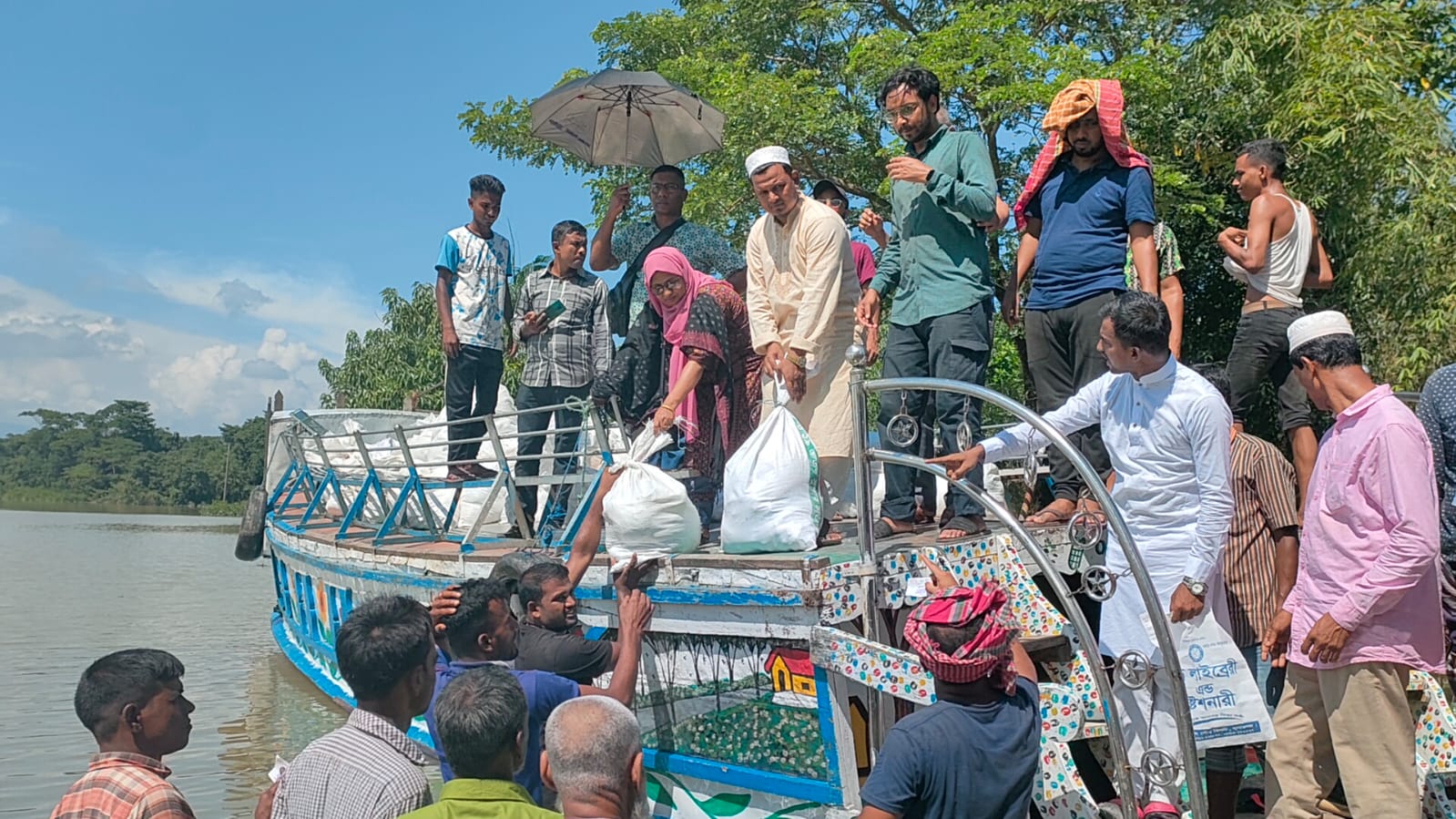 সুনামগঞ্জে বস্তা ভর্তি ত্রাণ পেয়ে খুশি সবাই