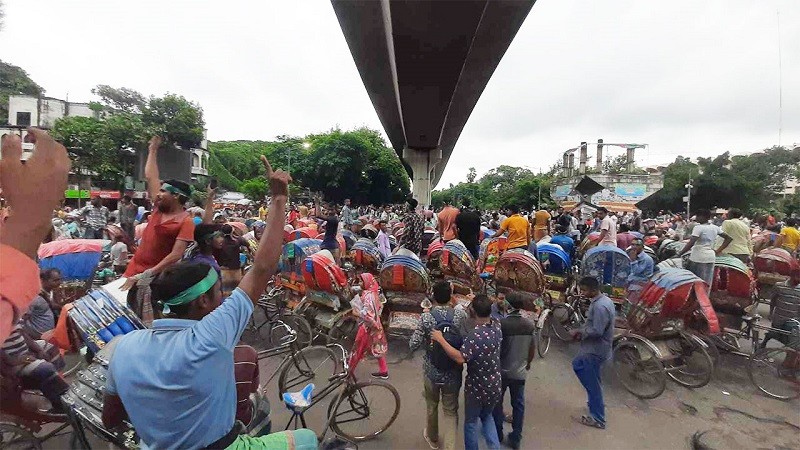 ৫ দিনের আল্টিমেটাম দিয়ে শাহবাগ ছাড়লো রিকশা চালকরা