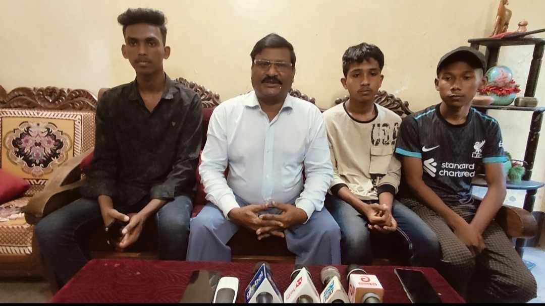 মেধাবী ছাত্র রাকিবের উপর প্রহসনমূলক মিথ্যে মামলা প্রত্যাহারের দাবীতে সংবাদ সম্মেলন
