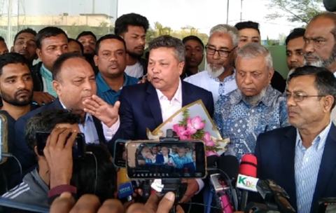 হাজারো মানুষের ভালবাসায় সিলেট বিমান বন্দরে সিক্ত হলেন এম ফরিদ উদ্দিন