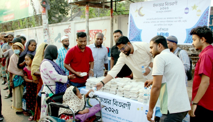 রোজাদারদের মধ্যে মৌলা বক্স করিম বক্স লিমিটেডের ইফতার বিতরণ