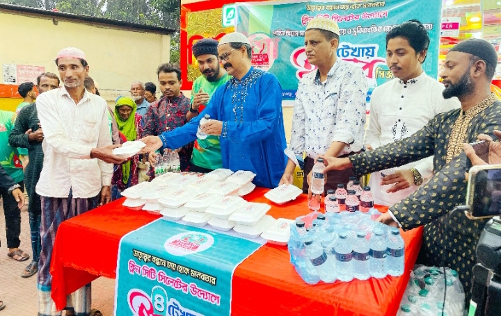 নগরীর আম্বরখানায় ক্লিন সিটি সিলেটের ৪ টেখায় ইফতার বিতরণ
