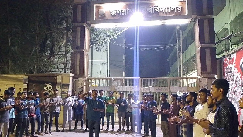 ২৪ ঘণ্টার মধ্যে লাকী আক্তারের গ্রেফতার দাবি জবি শিক্ষার্থীদের, ক্যাম্পাসে অবাঞ্ছিত ঘোষণা