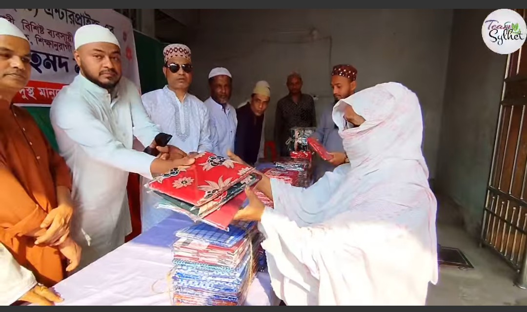 খাসদবীরে বিএনপি নেতা মাসুকের শাড়ি-লুঙ্গি বিতরণ