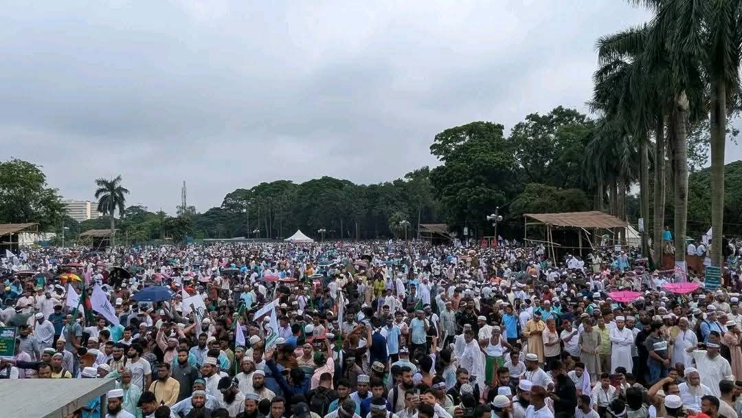 সকালেই কানায় কানায় পূর্ণ সোহরাওয়ার্দী উদ্যান