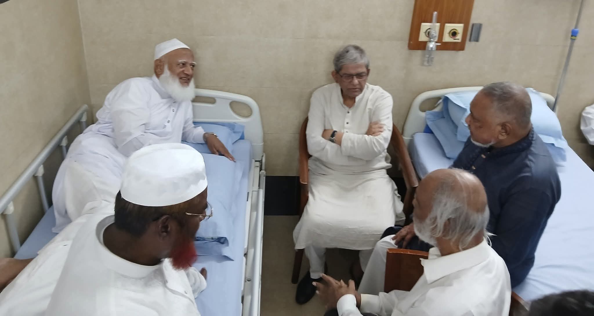 জামায়াত আমিরকে দেখতে হাসপাতালে মির্জা ফখরুল