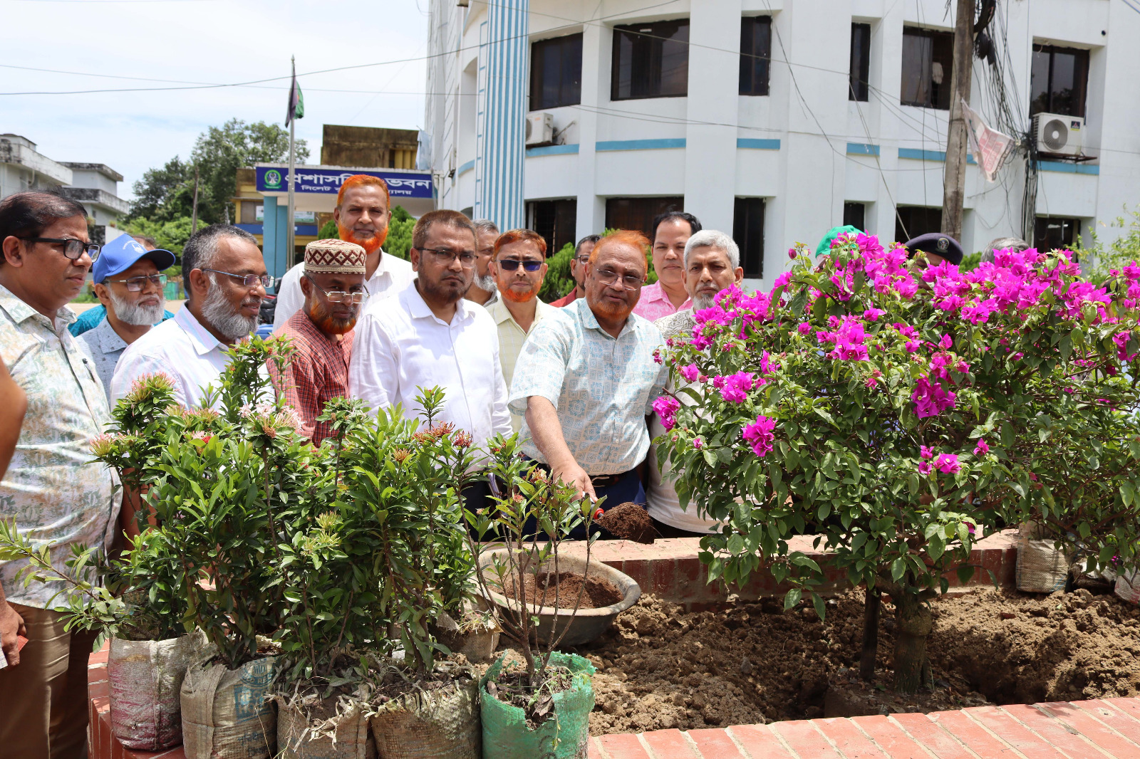 সবুজ স্বপ্নে সাজছে সিকৃবি ক্যাম্পাস পরিবেশ রক্ষা ও জলবায়ু পরিবর্তনের ক্ষতিকর প্রভাব মোকাবেলায় বৃক্ষরোপণ অত্যন্ত জরুরি – সিকৃবি ভিসি