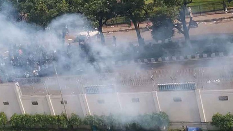 সচিবালয়ে শিক্ষার্থীদের সঙ্গে পুলিশের ধাওয়া-পাল্টা ধাওয়া