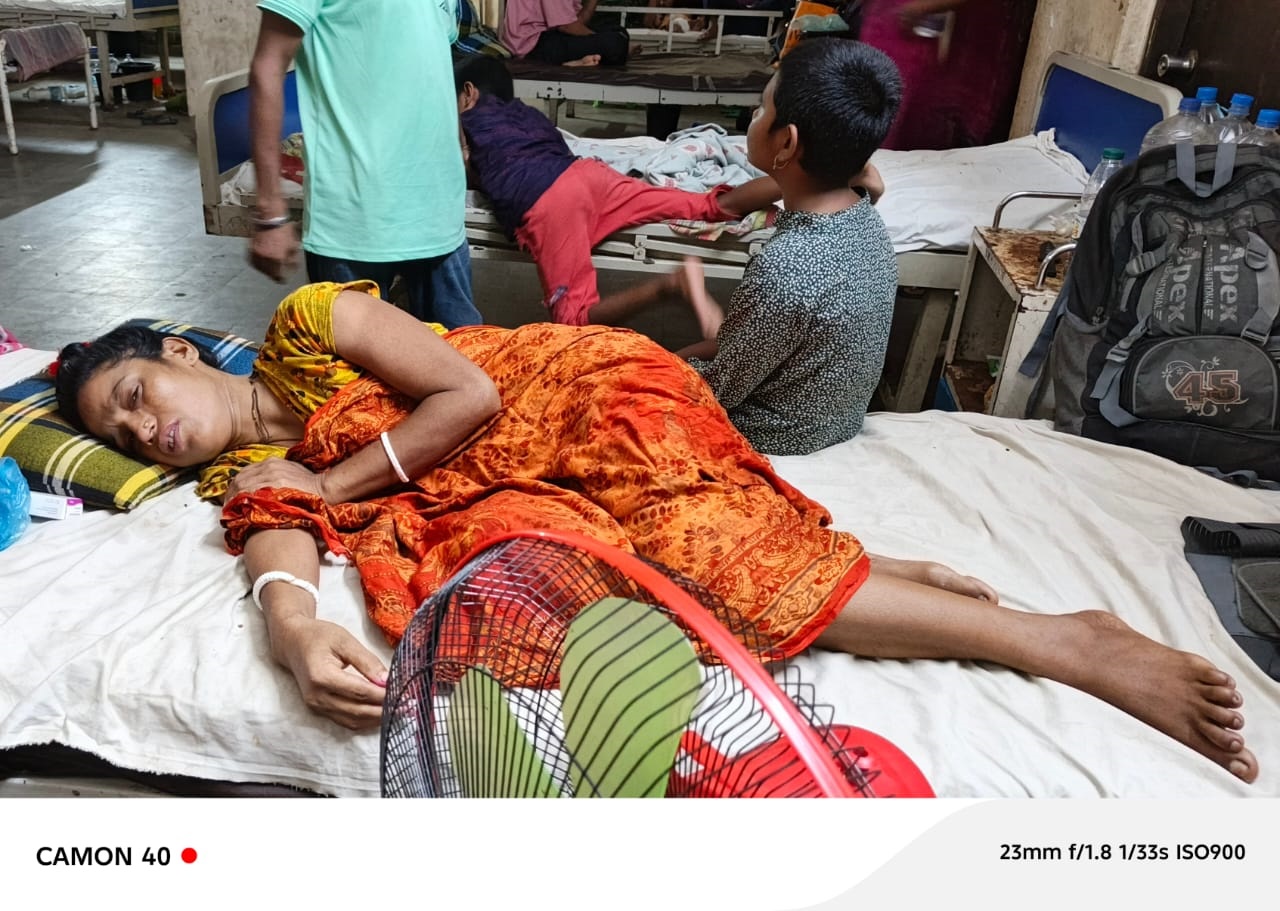 বাঁচতে চান ঋতু, সমাজের কাছে হাত পেতেছেন দিনমজুরের পরিবার দুই সন্তানের জননীর বাঁচার আকুতি
