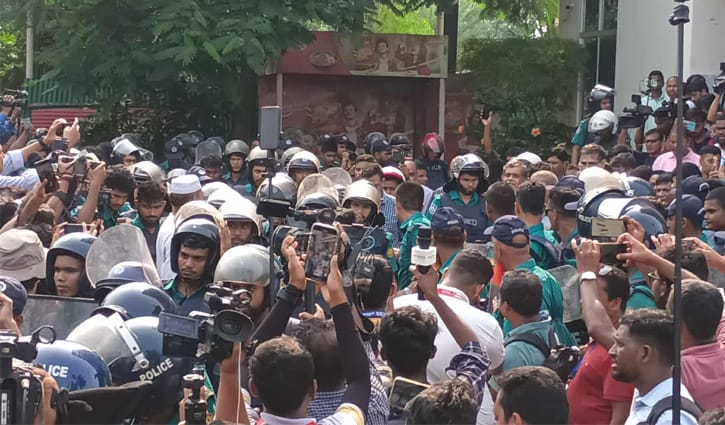 ৫ ঘণ্টা অবরুদ্ধের পর বের হলেন দুই উপদেষ্টা ও প্রেস সচিব