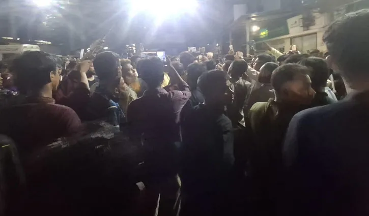 অবরুদ্ধ আসিফ নজরুল ঢাকা মেডিকেল ছেড়েছেন