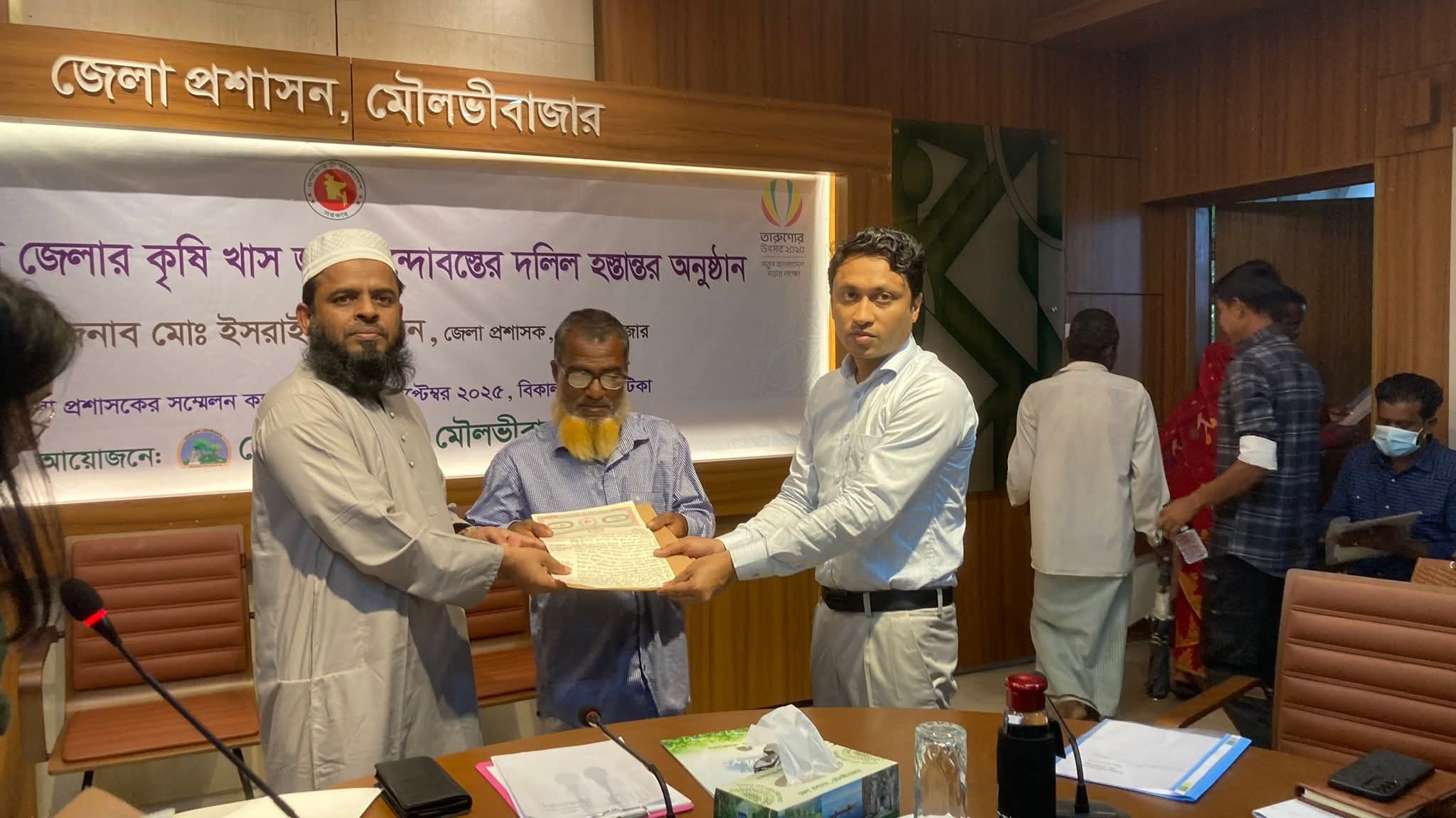 মৌলভীবাজারে ভূমিহীনদের মাঝে ৬৭টি দলিল হস্তান্তর