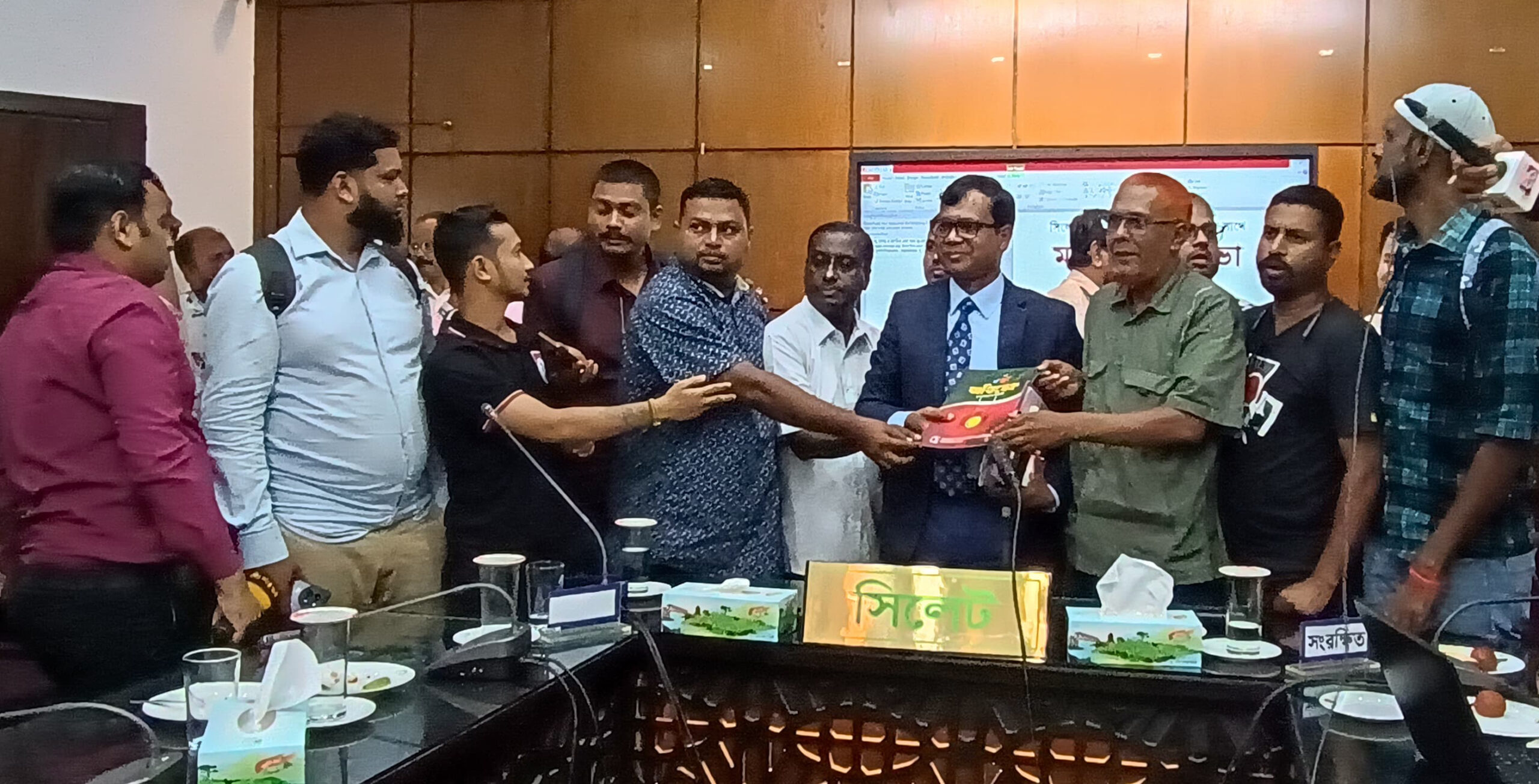 জেলা প্রশাসকের সাথে ফটো জার্নালিস্ট এসোসিয়েশন সিলেট বিভাগীয় কমিটির শুভেচ্ছা বিনিময়