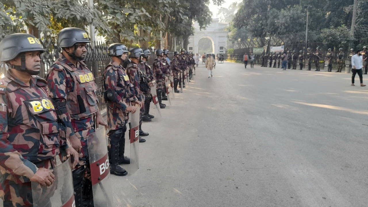 ১৩ সেনা কর্মকর্তাকে আনা হচ্ছে ট্রাইব্যুনালে, নিরাপত্তা জোরদার