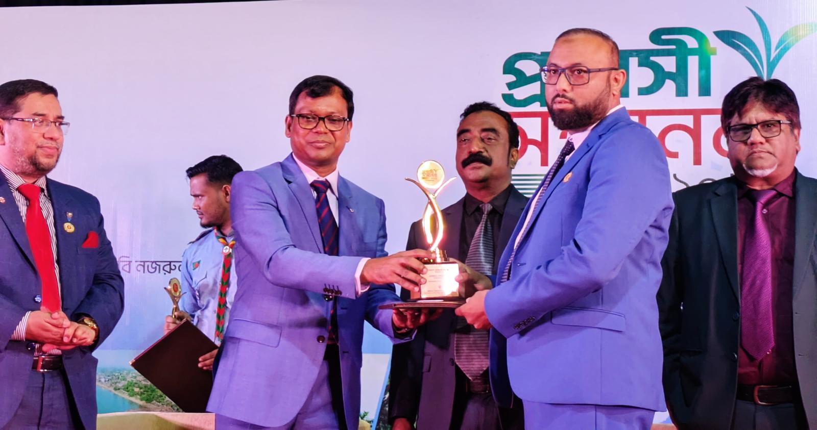 কমিউনিটি লিডার হিসেবে কামরুল আরিফ পেলেন রাষ্ট্রীয় সম্মাননা