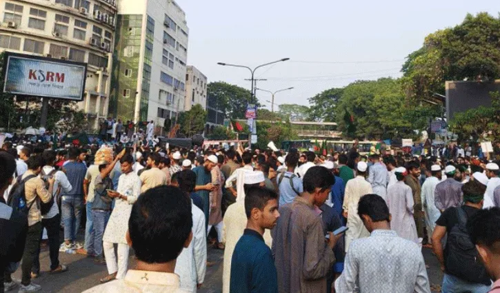 শাহবাগে বিক্ষোভ চলছে