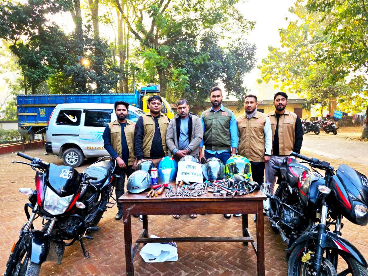 মৌলভীবাজারে দুটি চোরাই মোটরসাইকেলসহ ২৭ মামলার আসামী গ্রেফতার