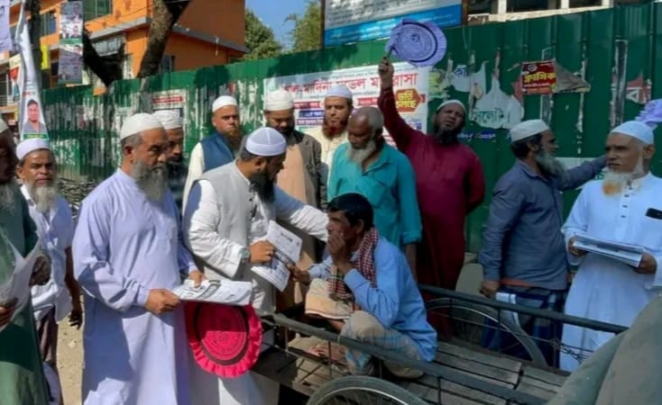 রাস্তা–বাজারে মানুষের সুখ–দুঃখ শুনছেন মাহমুদুল হাসান