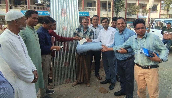 কুশিয়ারা নদীতে ঘর তলিয়ে যাওয়া ক্ষতিগ্রস্ত পরিবারের পাশে উপজেলা প্রশাসন