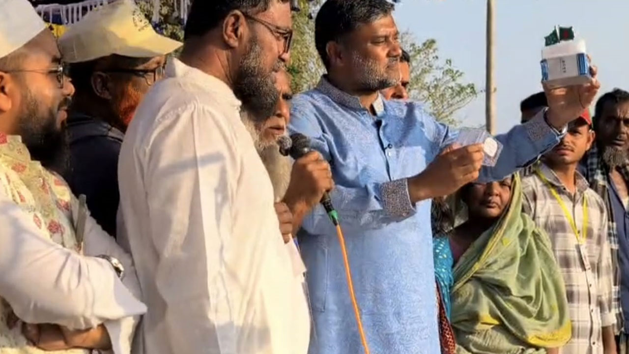 সমাবেশে শিশির মনিরকে স্বর্ণের দাঁড়িপাল্লা উপহার