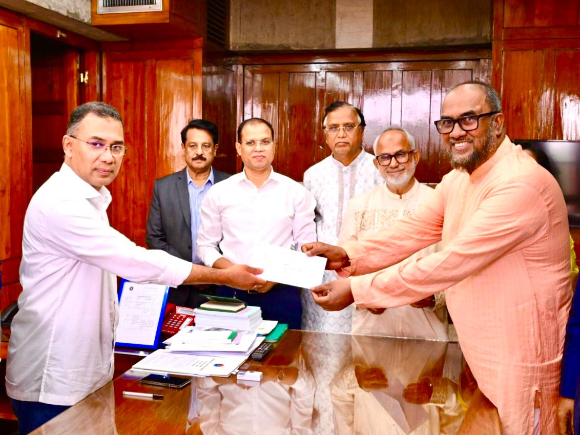 পরিচ্ছন্নতা কর্মীদের জন্য প্রধানমন্ত্রীর ঈদ সেলামী গ্রহণ করলেন আব্দুল কাইয়ুম চৌধুরী