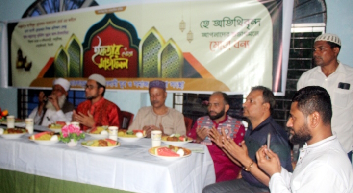 আনোয়ার ফাউন্ডেশন ইউকে’র উদ্যোগে ইফতার মাহফিল ও ঈদবস্ত্র বিতরণ