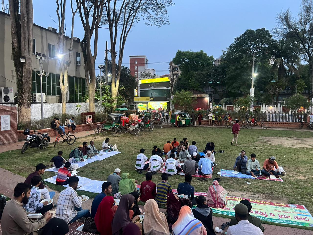 সৎ পথের পথিকরা সেবাদানকারী ও মানবকল্যাণ সংগঠনের উদ্যোগে সিলেটে “৫ টাকার ইফতার বিতরণ”