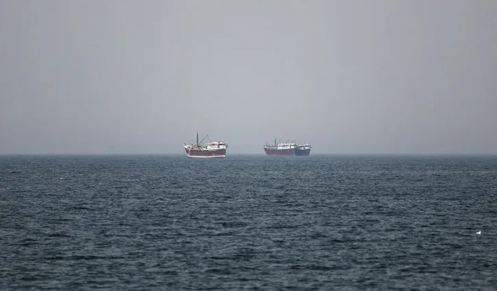 হরমুজ প্রণালী বন্ধ ঘোষণা করল ইরান, জাহাজ চলাচলে হামলার হুমকি