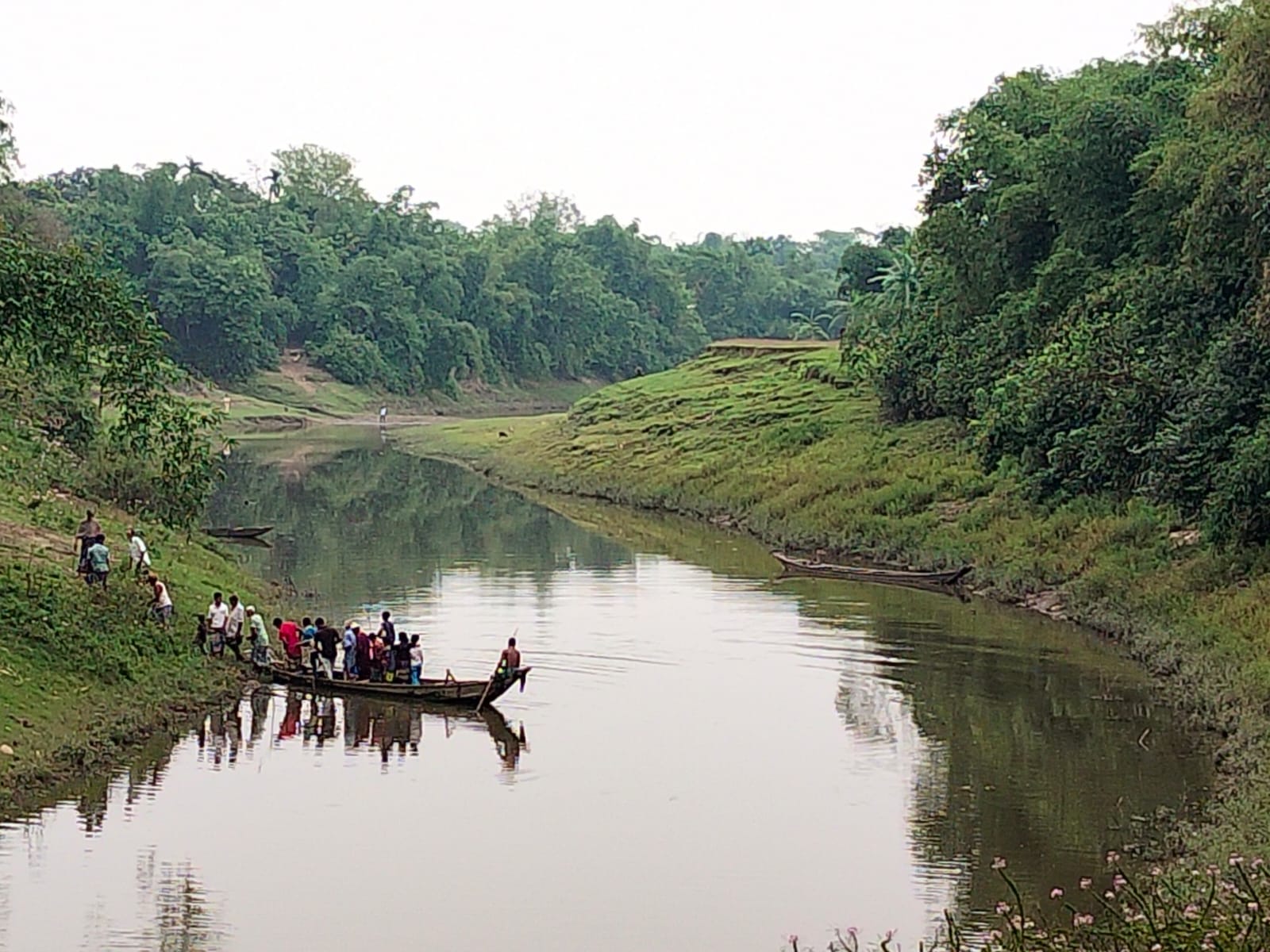 আবহমান কাল থেকে খেয়া পারাপারই ভরসা গোয়াইনঘাটের ৫০ হাজার মানুষের, ব্রীজ নির্মাণের দাবি