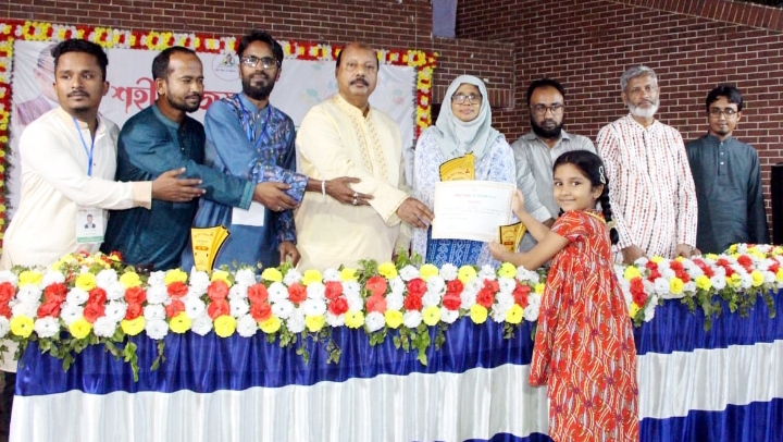 শহীদ জিয়া ২য় গ্রন্থমেলার ৫ম দিনে প্রাণবন্ত আবৃত্তি প্রতিযোগিতা অনুষ্ঠিত