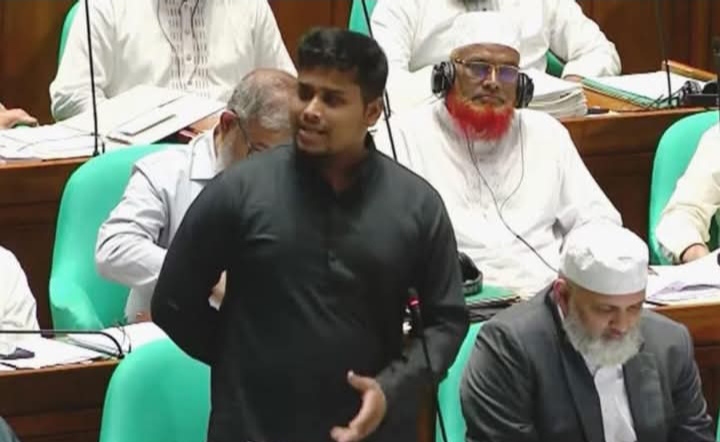 সমালোচনা করলে বাসা থেকে তুলে নেওয়া হচ্ছে: হাসনাত