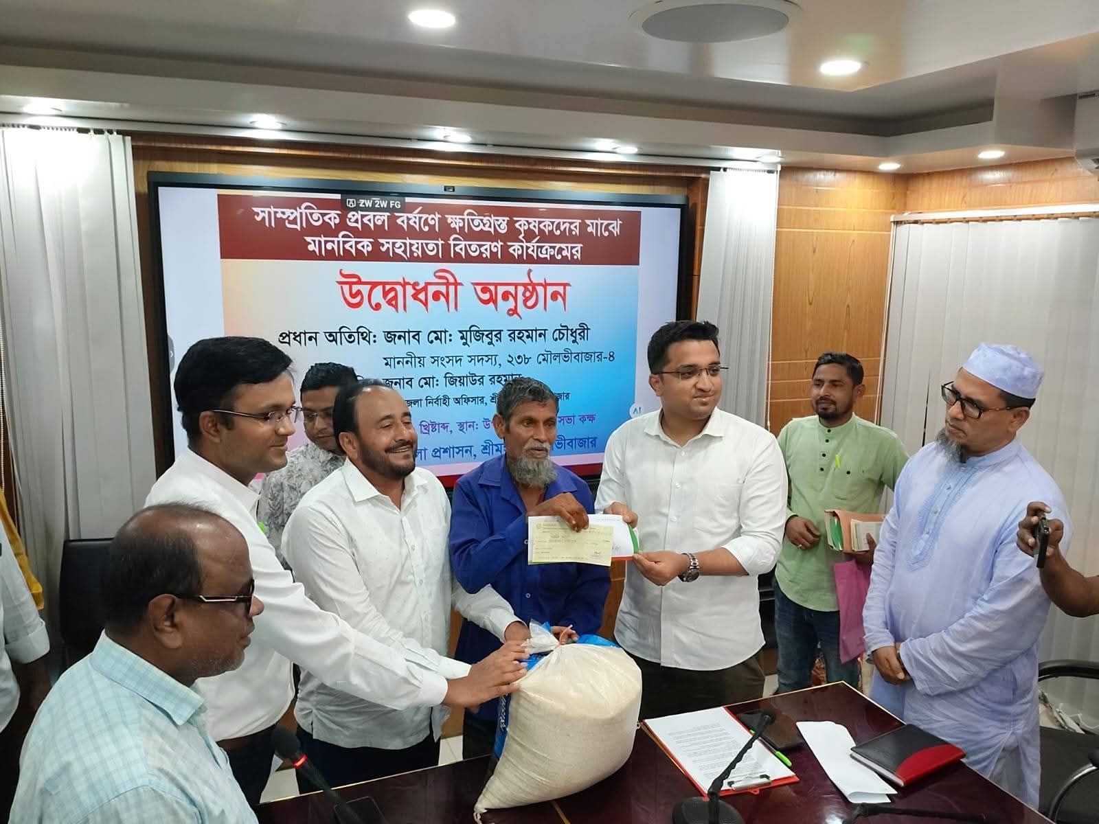 মৌলভীবাজার জেলায় ক্ষতিগ্রস্ত কৃষকদের মাঝে চাল ও নগদ অর্থ বিতরণ