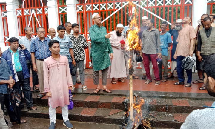 শিশু ধর্ষণকারী ধর্ষকদের প্রতিকী কুশপুত্তলিকা দাহ ও স্মারকলিপি প্রদান