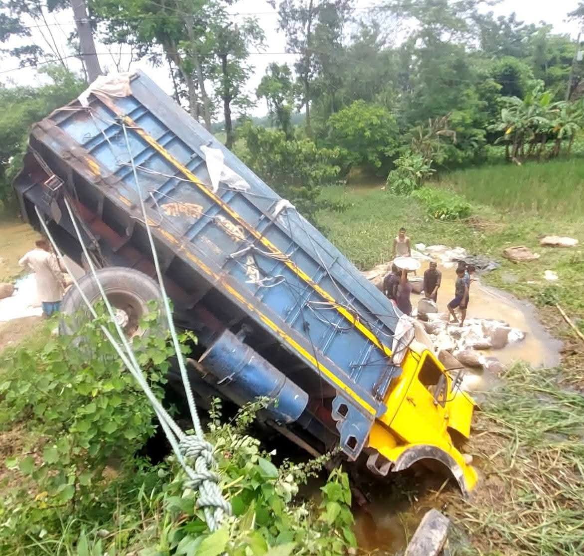 মৌলভীবাজারে সরকারি চালের ট্রাক ব্রীজের নীচে, পানিতে নষ্ট বহু চালের বস্তা!