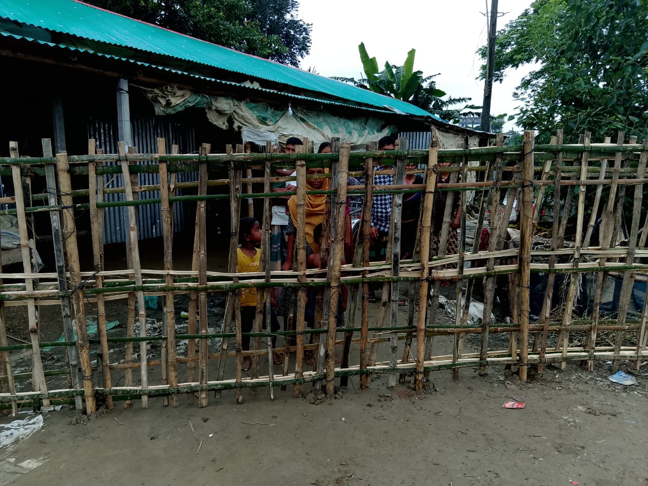 জগন্নাথপুরে ৫টি পরিবারকে বাঁশের বেড়া দিয়ে গৃহবন্দী করার অভিযোগ, ২৪ ঘণ্টাতেও উদ্ধার মেলেনি! প্রশাসনের ভূমিকা প্রশ্নবিদ্ধ