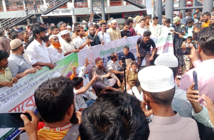 শাহজালাল মাজারের জবাবদিহি ও সাবেক ডিসি সারওয়ার আলমকে পুনর্বহালের দাবিতে সিলেটে সমাবেশ ও রাস্তা অবরোধ