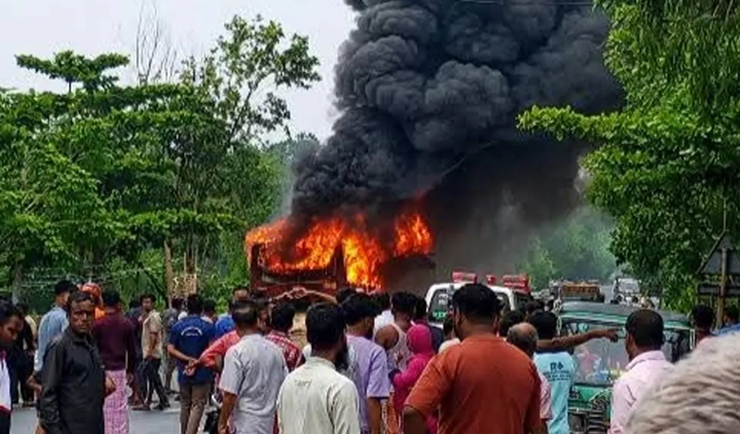 ফটিকছড়িতে বাস-মোটরসাইকেল সংঘর্ষে বাবা-ছেলের মৃত্যু, বাসে আগুন