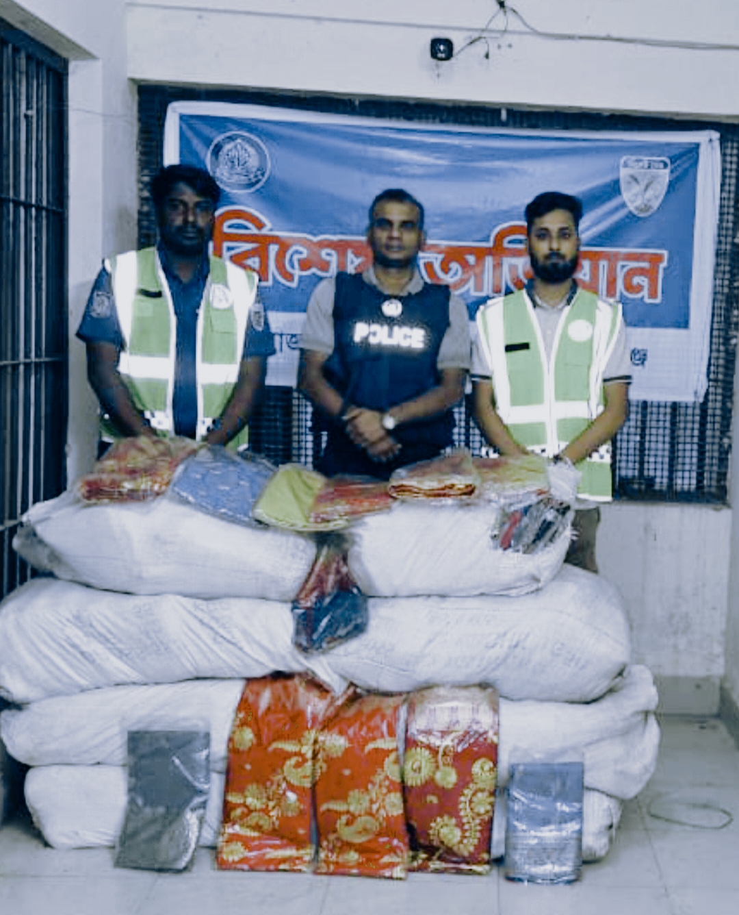 সুনামগঞ্জে ভারতীয় শাড়ির বিশাল চালান জ*ব্দ করেছে শহর পুলিশ ফাঁড়ি