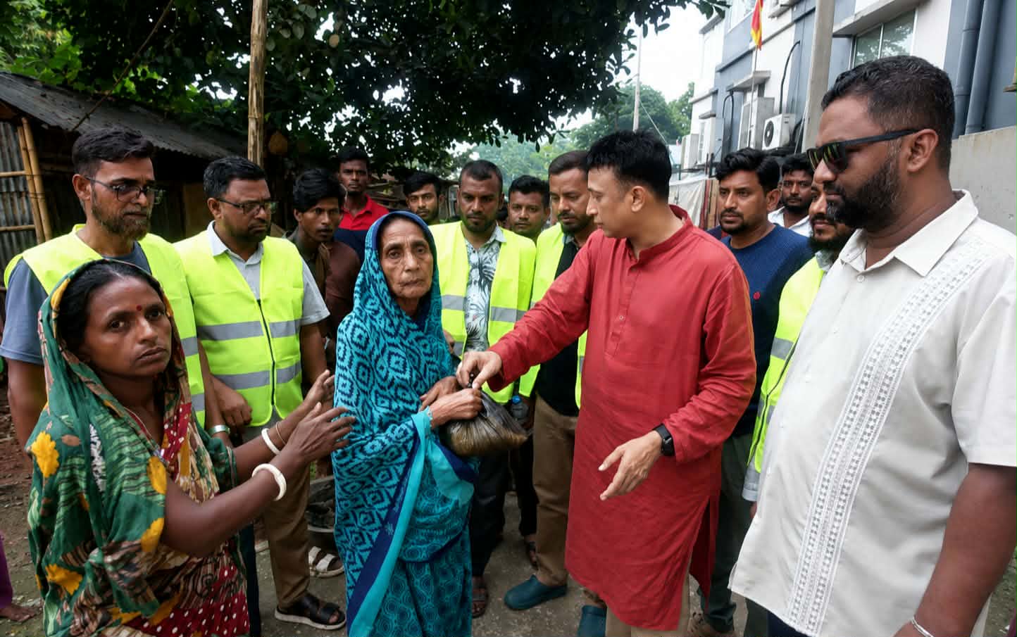 মৌলভীবাজারে বন্যার্ত পরিবারের মাঝে যুবদলের খাদ্য সামগ্রী বিতরণ
