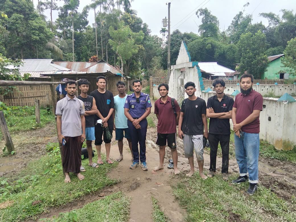 মৌলভীবাজারে হামহাম জলপ্রপাতে  আটকে পড়া ১০ পর্যটককে উদ্ধার করল পুলিশ ও ফায়ার সার্ভিস