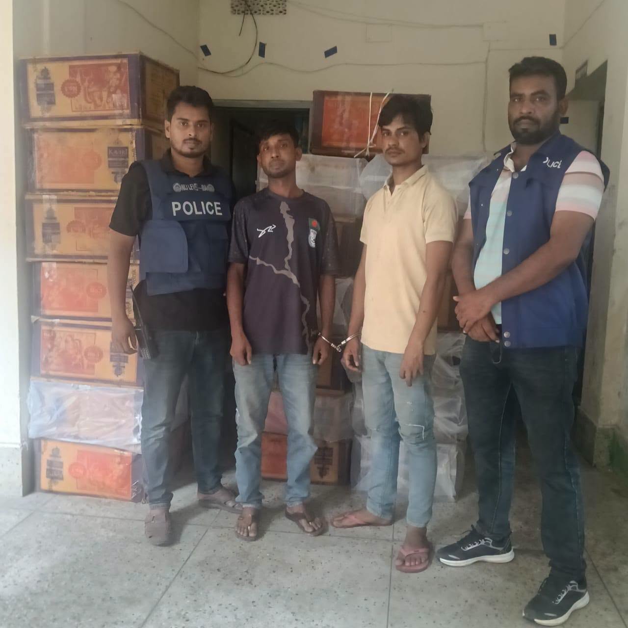 মৌলভীবাজারে বিপুল পরিমাণ ভারতীয় পণ্যসহ আটক ২