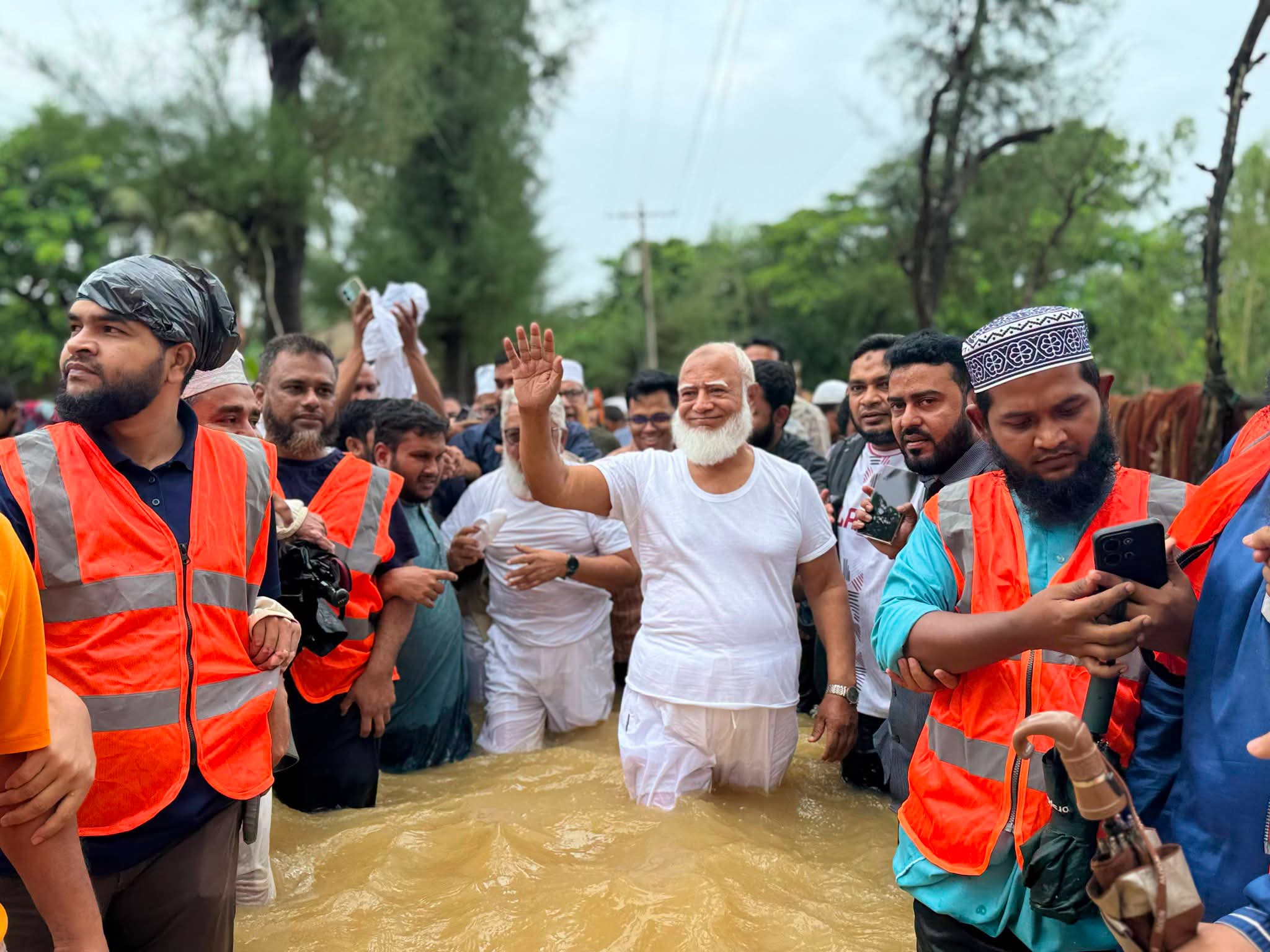 চট্টগ্রামের বন্যাদুর্গত মানুষের পাশে মাননীয় বিরোধীদলীয় নেতা ডা. শফিকুর রহমান এমপি