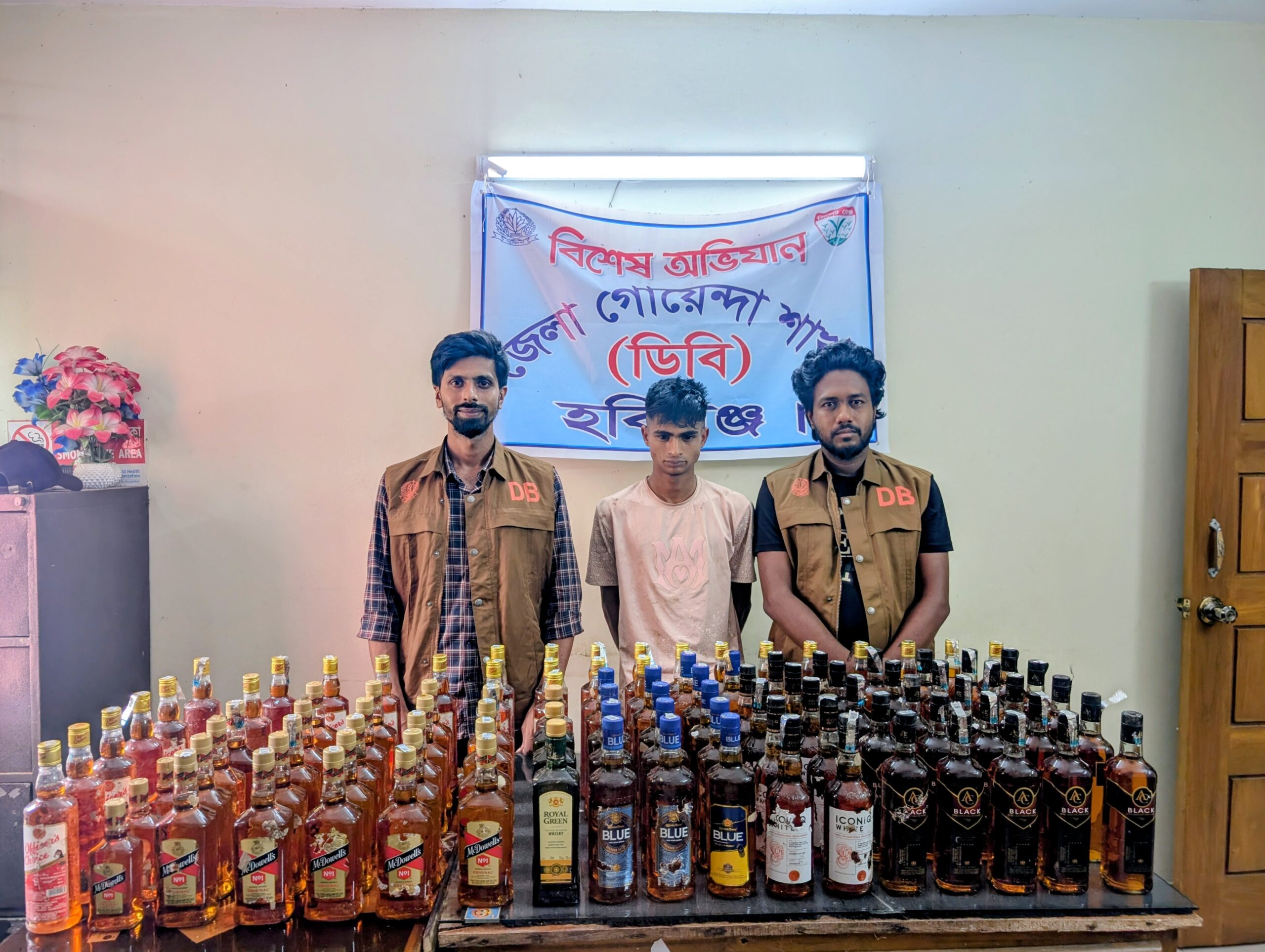 ১০৫ বোতল অবৈধ মদসহ এক মাদক কারবারি যুবক আটক