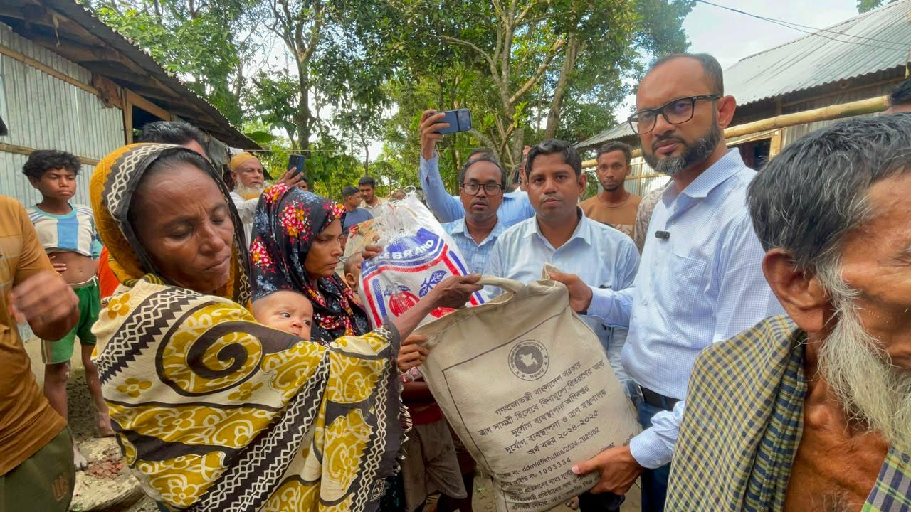 মৌলভীবাজারে বন্যার্ত ও অন্ধ পরিবারের মাঝে ত্রাণ ও আর্থিক সহায়তা বিতরণ