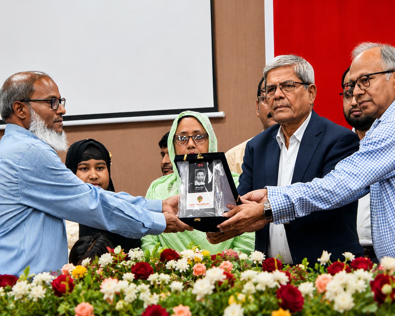 এনইসি ‘জুলাই শহীদ সাংবাদিক সম্মাননা’ পেলেন এটিএম তুরাবসহ ৫ পরিবার