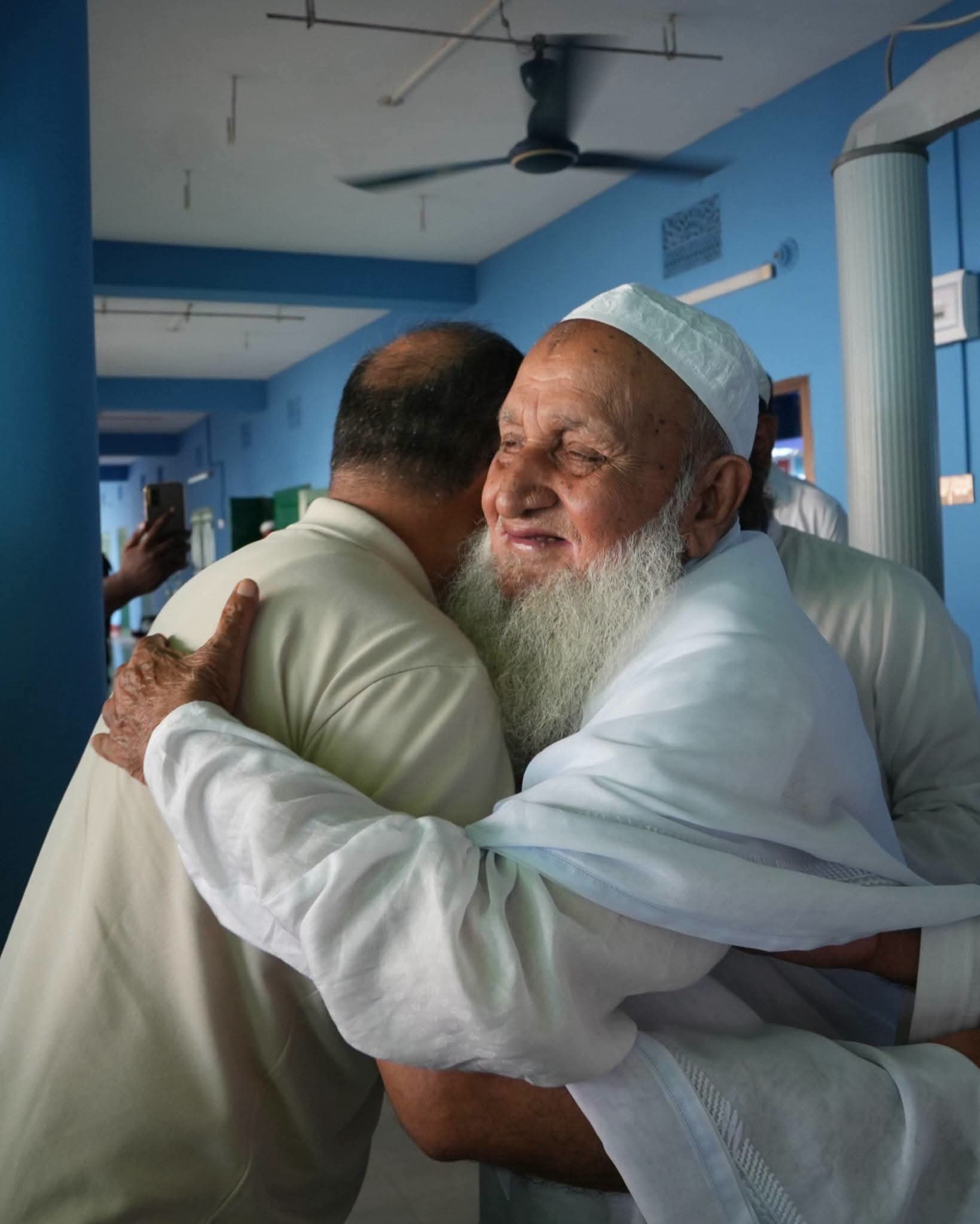 প্রধানমন্ত্রীকে বুকে জড়িয়ে ধরলেন হেফাজত আমির