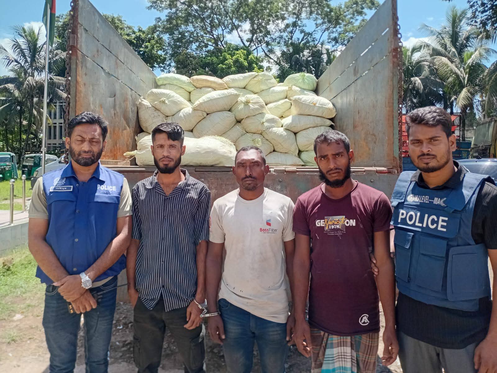 মৌলভীবাজারে ১৬ লক্ষ টাকার আমদানি নিষিদ্ধ ভারতীয় ভোগ্যপণ্যসহ গ্রেফতার -৩