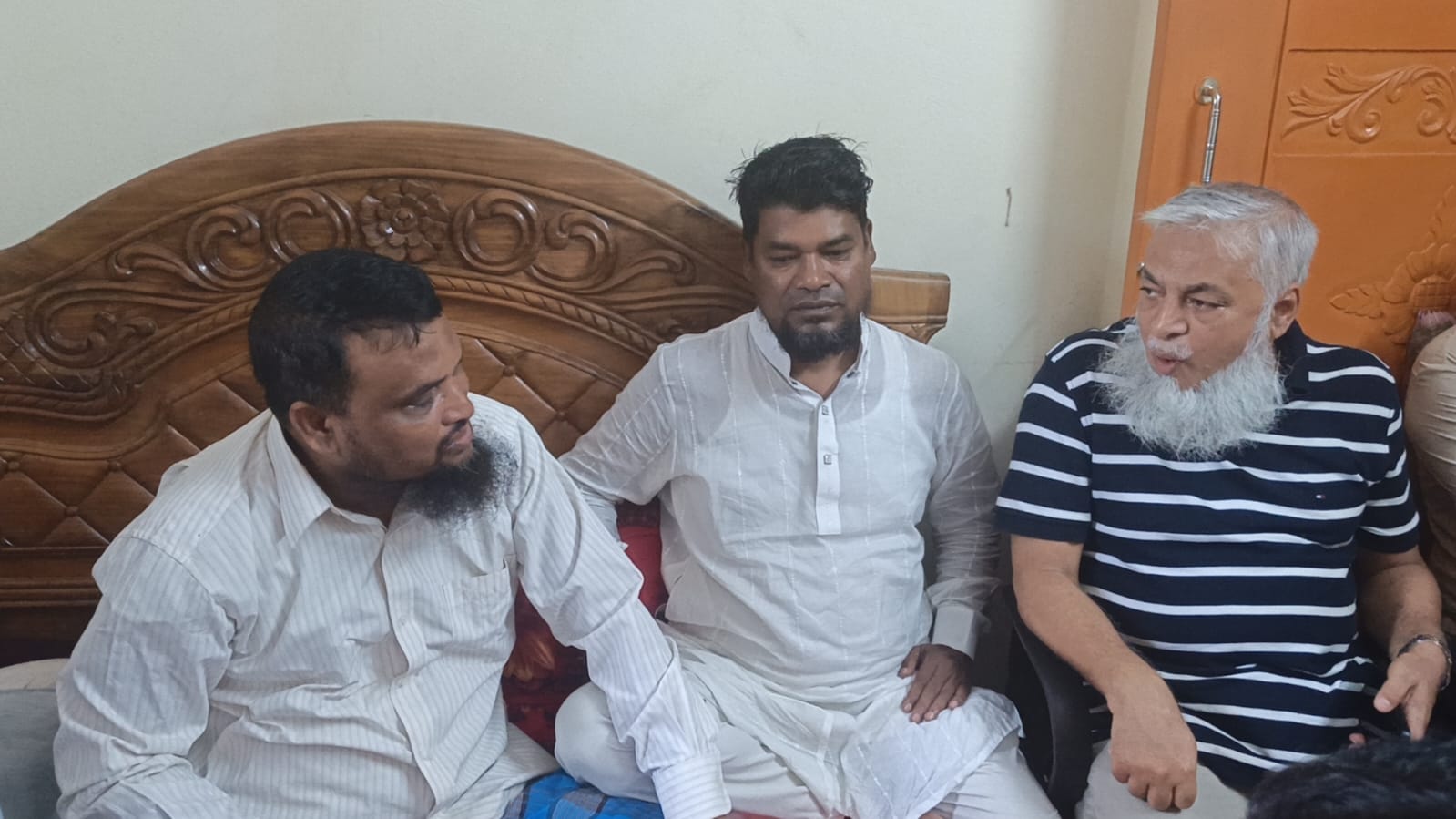 অসুস্থ শ্রমিক দল নেতা আব্দুল আহাদকে দেখতে বাসায় নাসিম হোসাইন