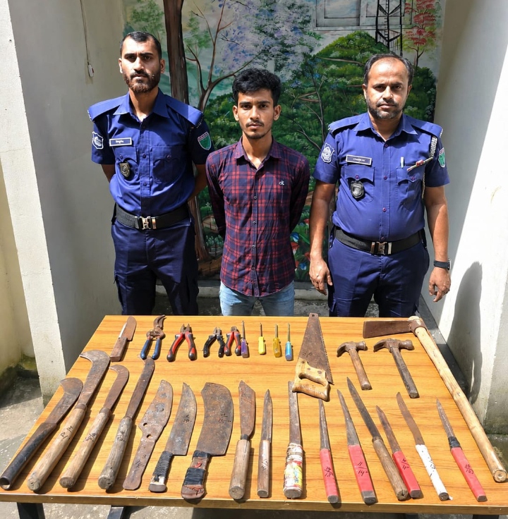 মৌলভীবাজারের কুলাউড়ায় ডাকাতির প্রস্তুতিকালে দেশীয় অস্ত্রসহ গ্রেপ্তার- ১