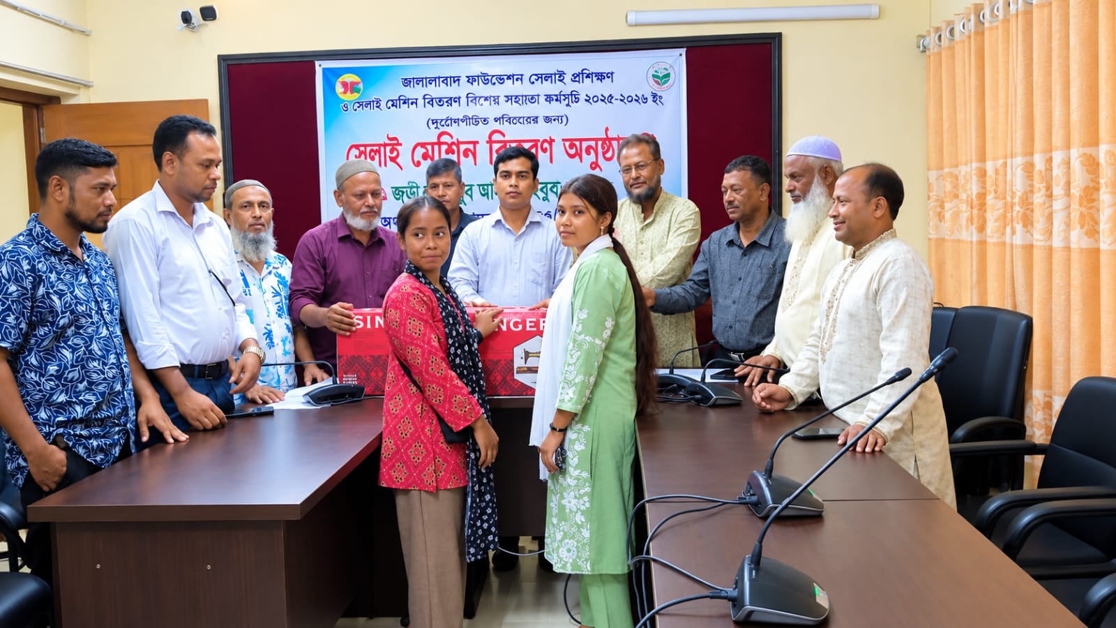 বড়লেখায় অসচ্ছল নারীদের মাঝে বিনামূল্যে সেলাই মেশিন বিতরণ